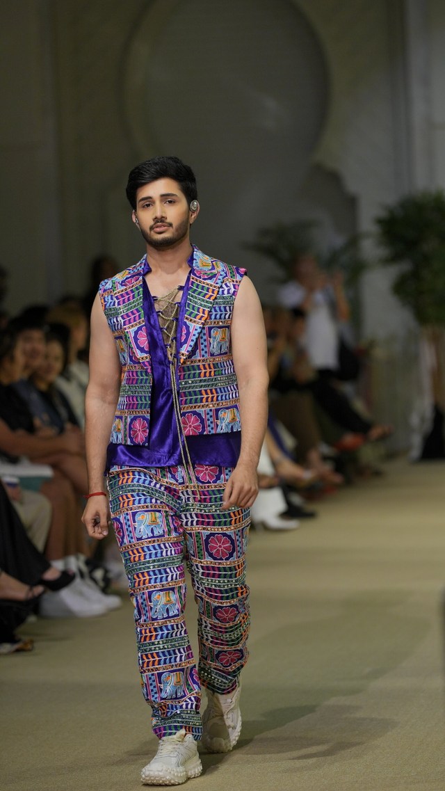 DESI VOGUE BY VISHAL (Vishal Desai)  | EMIRATES FASHION WEEK | SS26 - Photo 1
